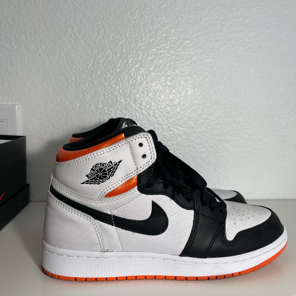 Nike Air Jordon 1 Retro High OG Electro Orange 5.5Y